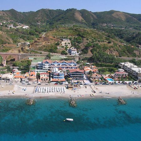 Oasi Azzurra Aparthotel Месина Екстериор снимка