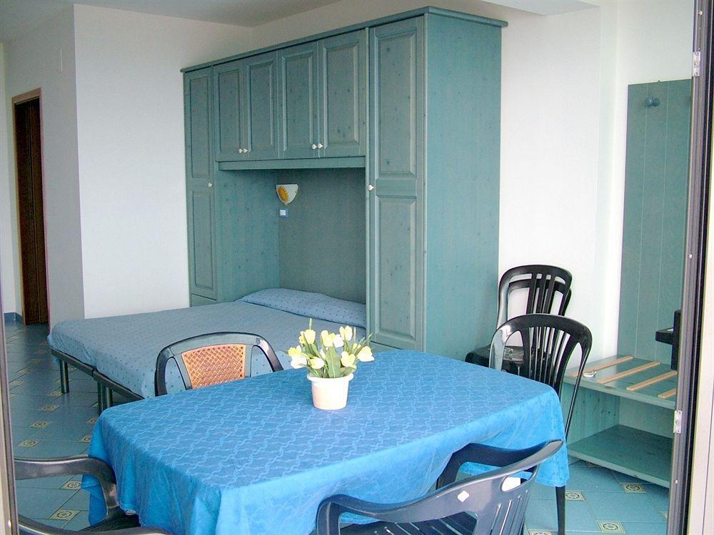 Oasi Azzurra Aparthotel Месина Екстериор снимка