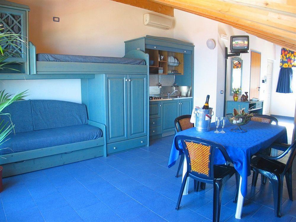 Oasi Azzurra Aparthotel Месина Екстериор снимка