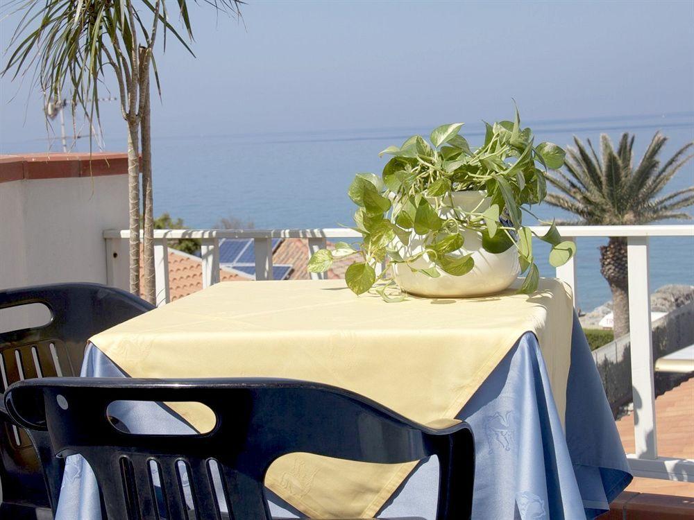 Oasi Azzurra Aparthotel Месина Екстериор снимка