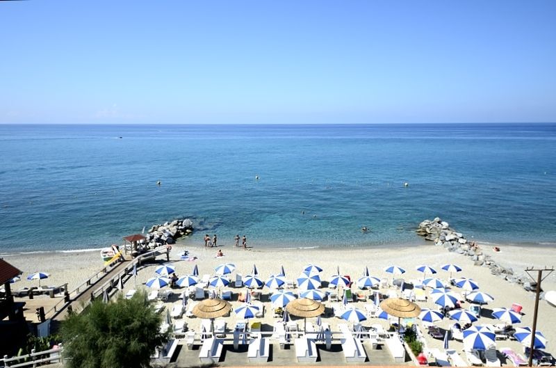 Oasi Azzurra Aparthotel Месина Екстериор снимка