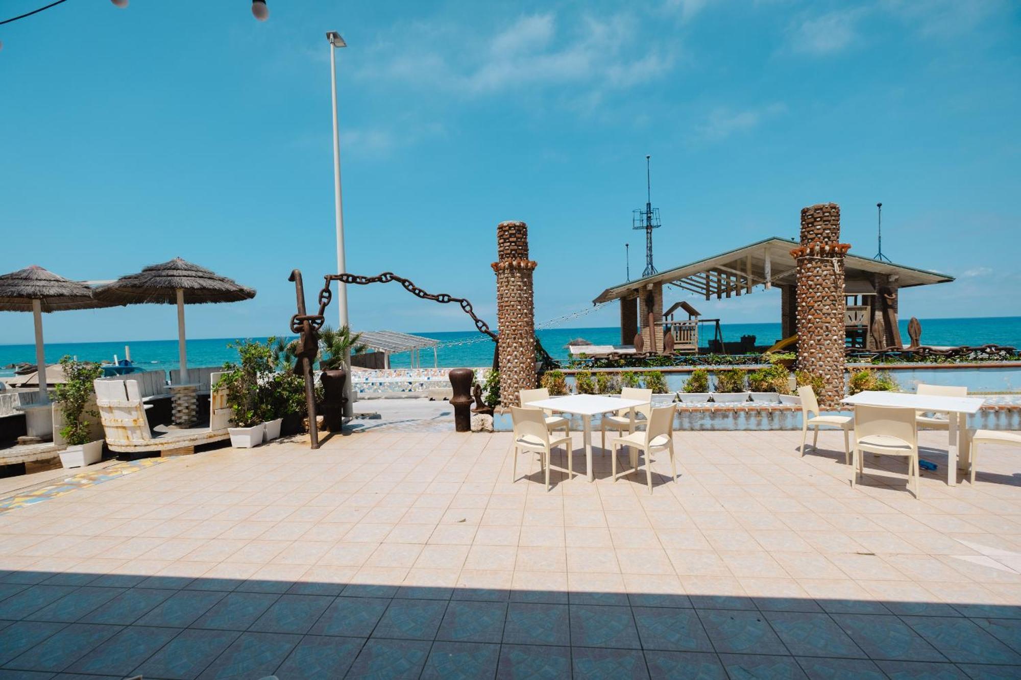Oasi Azzurra Aparthotel Месина Екстериор снимка