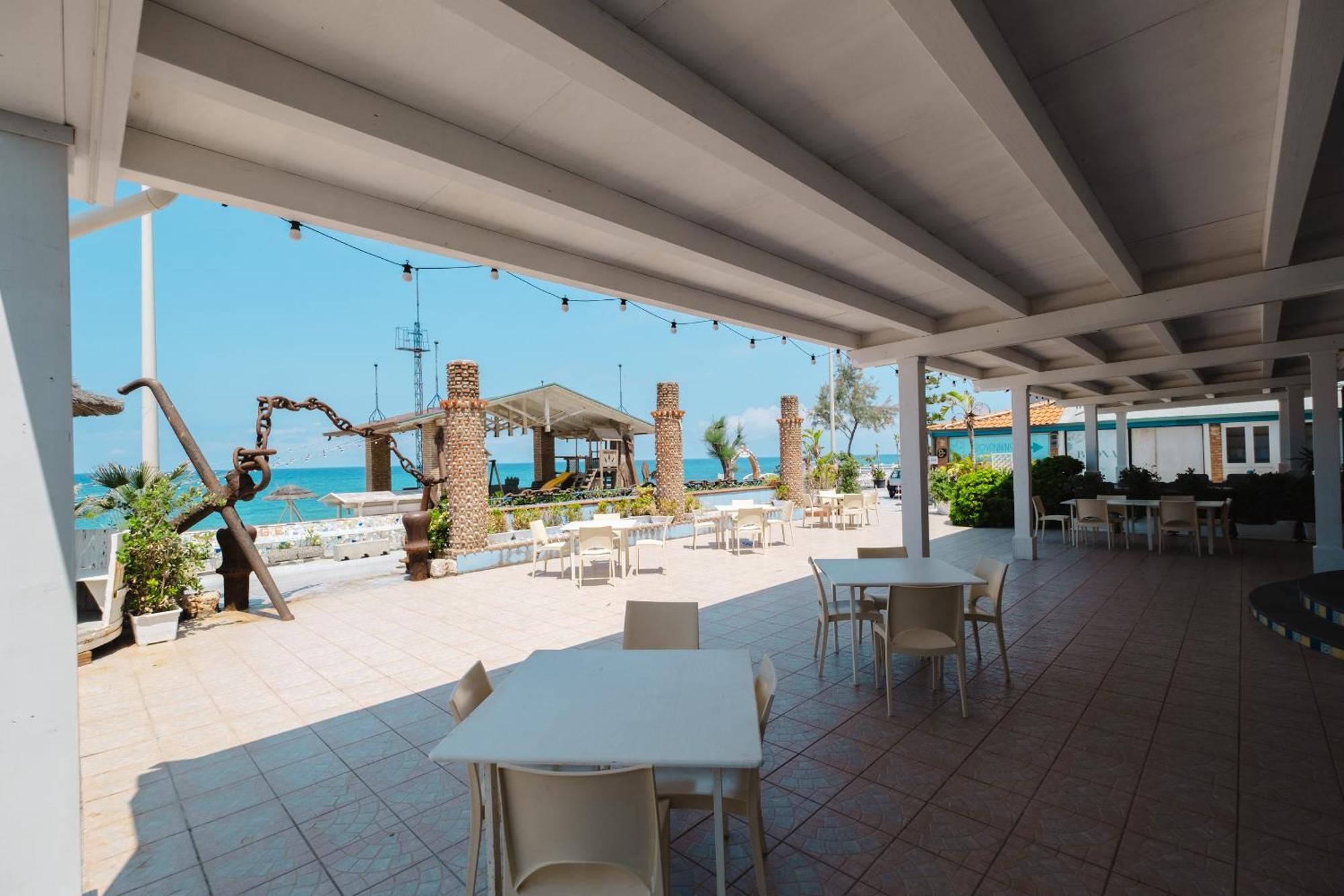 Oasi Azzurra Aparthotel Месина Екстериор снимка
