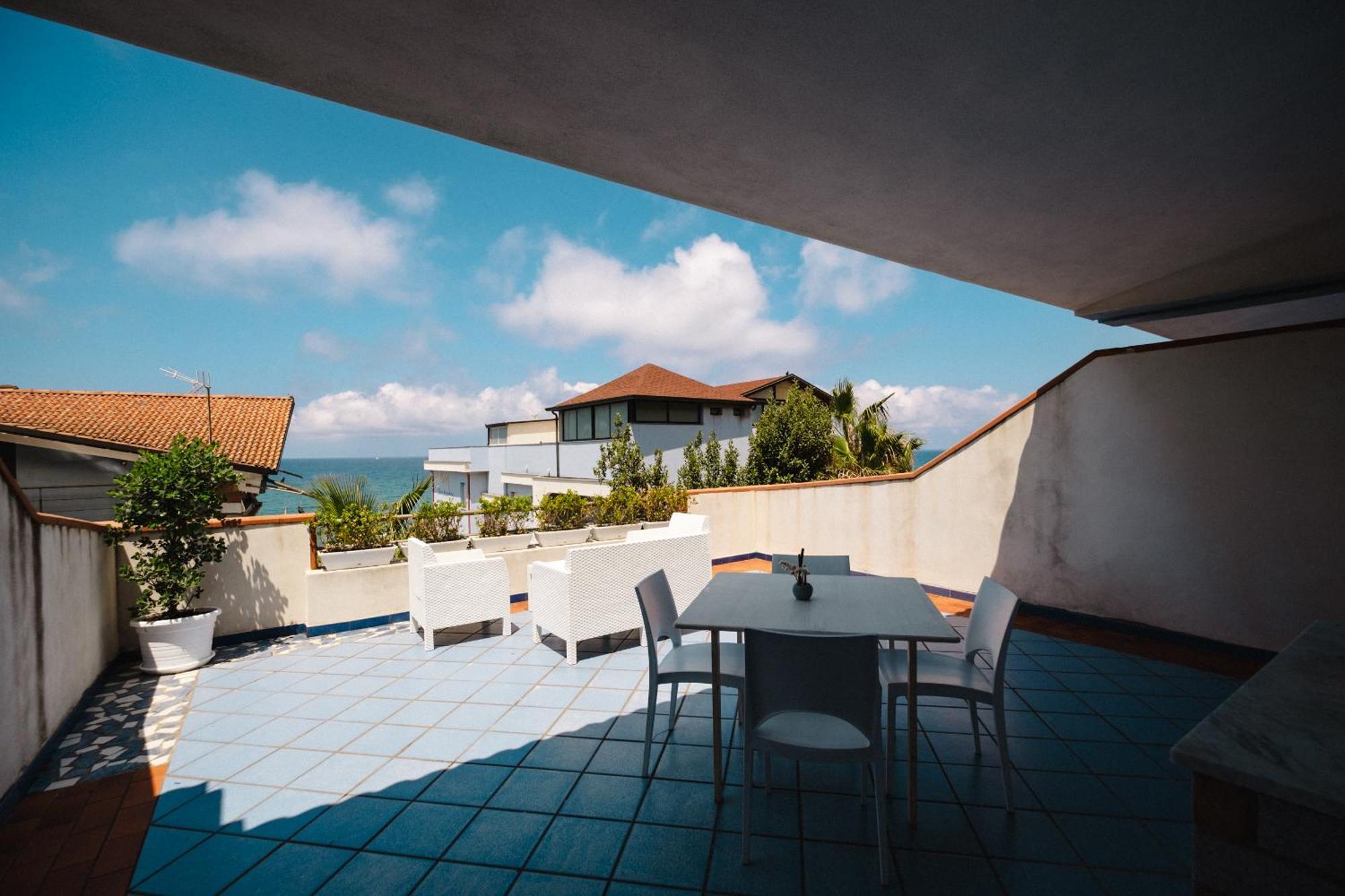 Oasi Azzurra Aparthotel Месина Екстериор снимка
