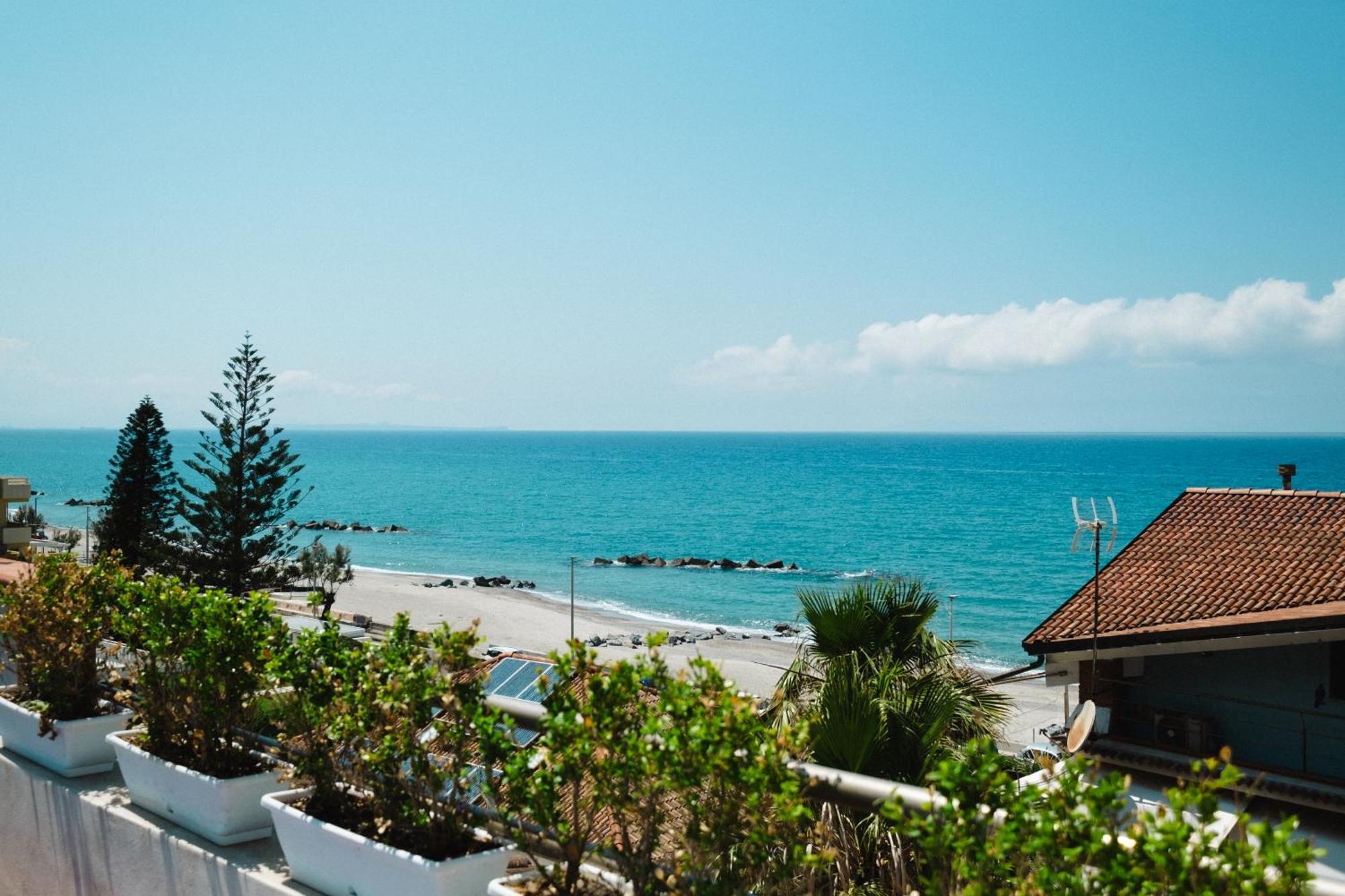 Oasi Azzurra Aparthotel Месина Екстериор снимка
