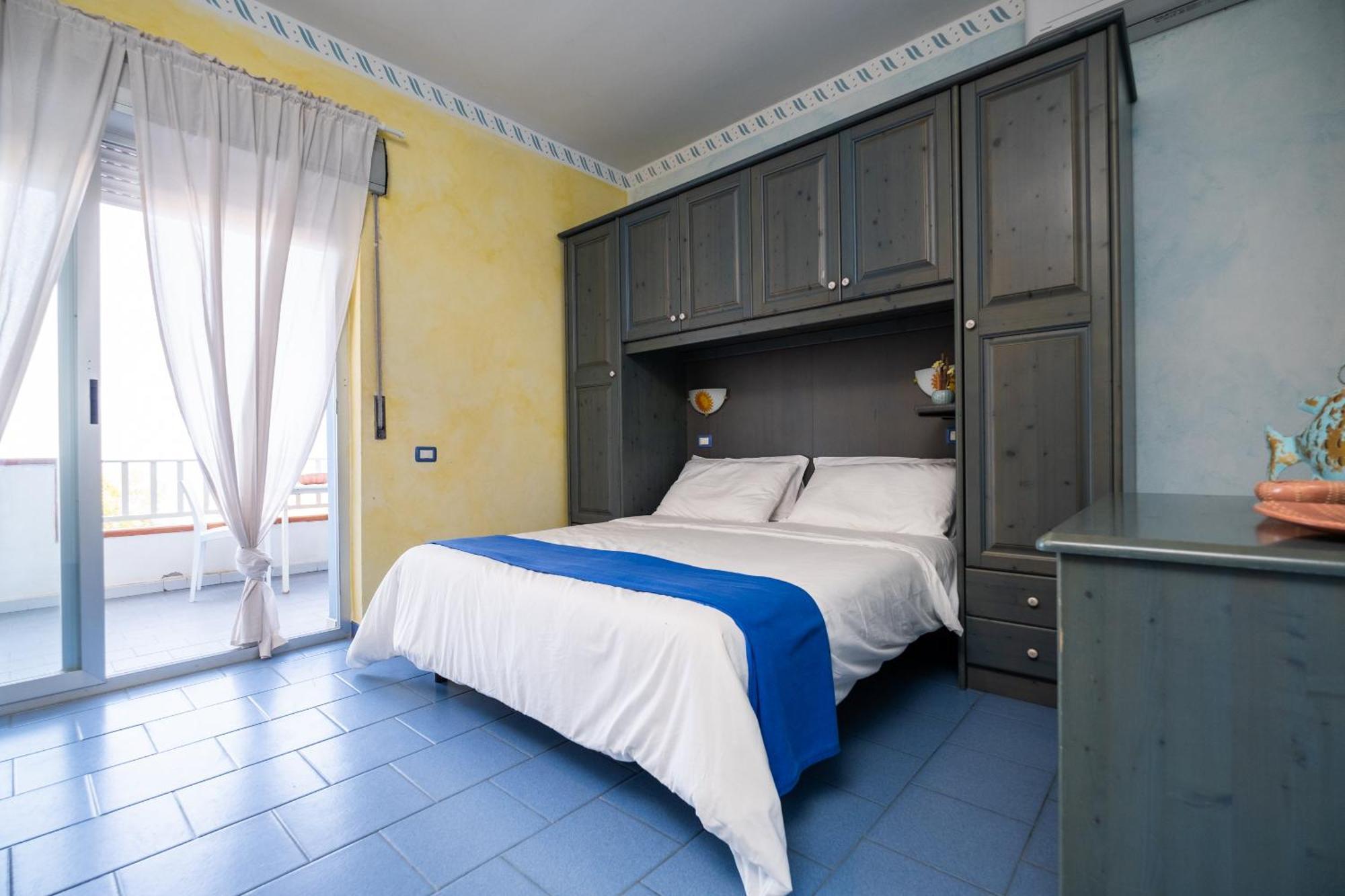 Oasi Azzurra Aparthotel Месина Екстериор снимка