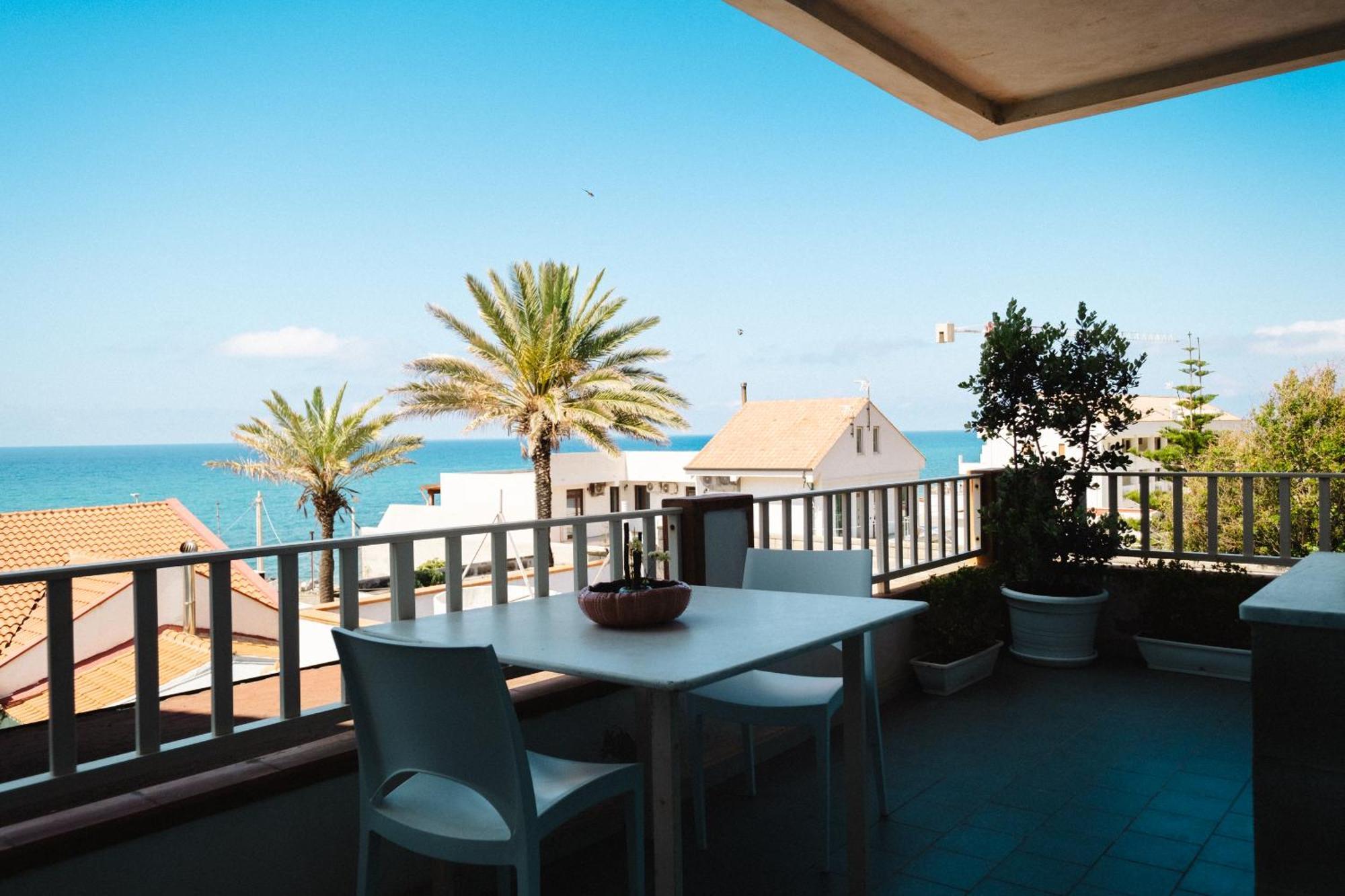 Oasi Azzurra Aparthotel Месина Екстериор снимка