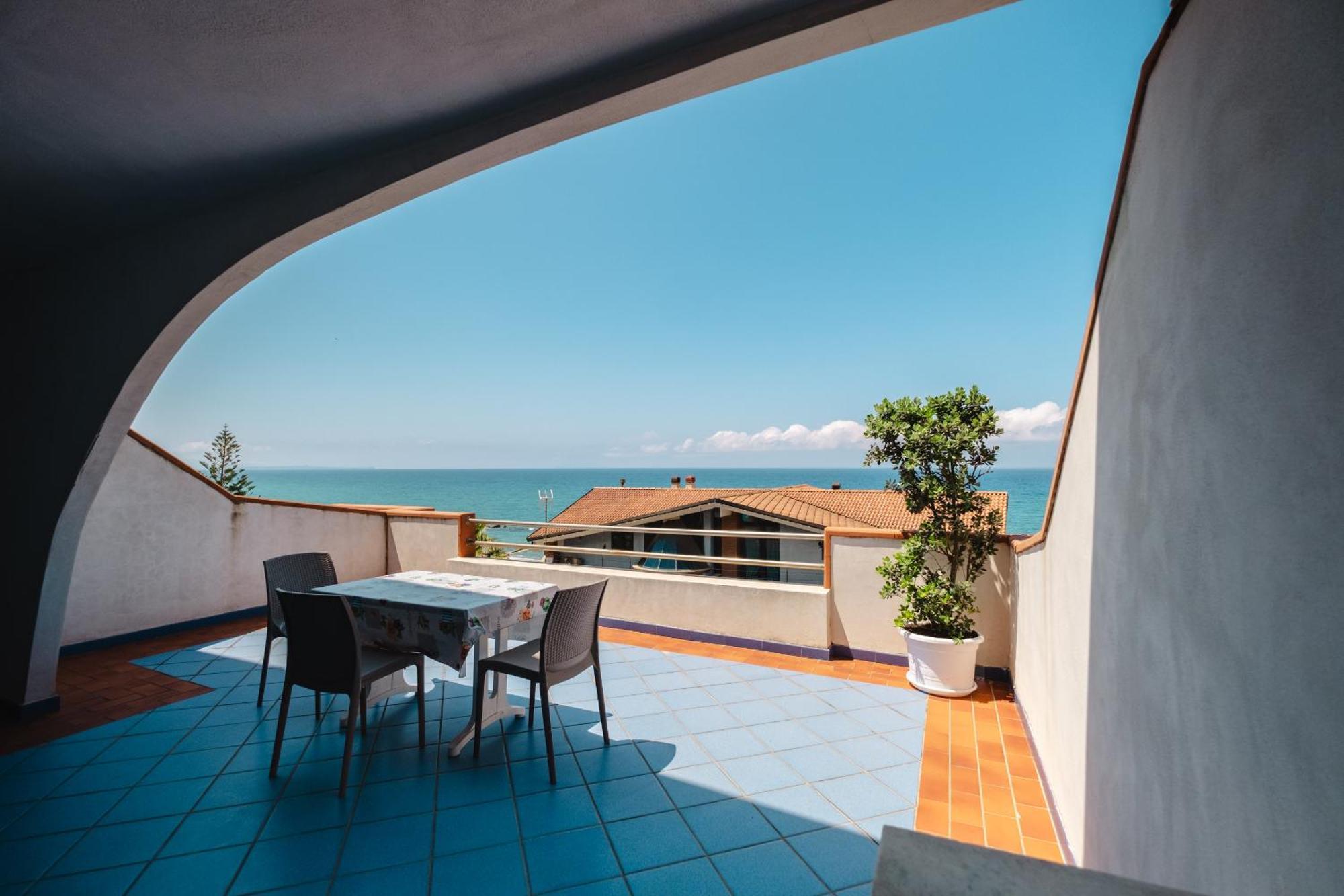 Oasi Azzurra Aparthotel Месина Екстериор снимка
