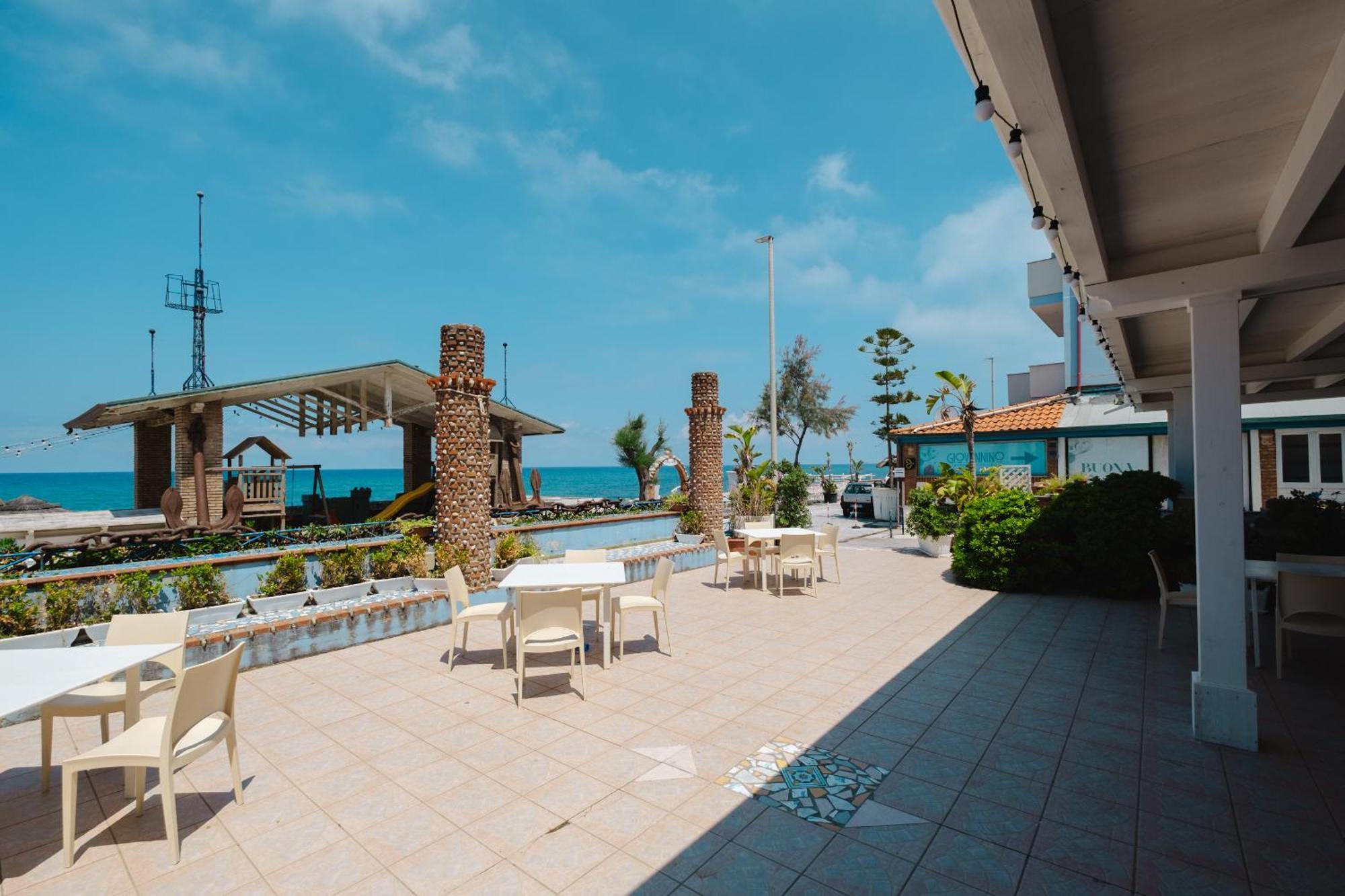 Oasi Azzurra Aparthotel Месина Екстериор снимка