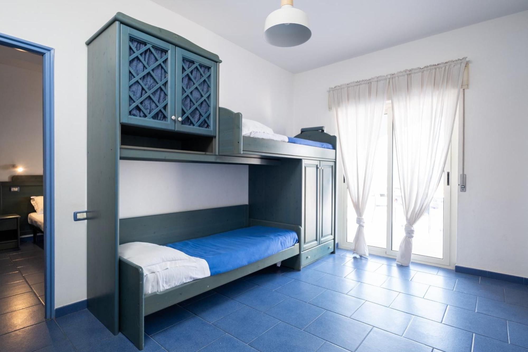 Oasi Azzurra Aparthotel Месина Екстериор снимка