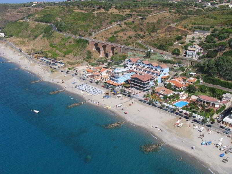 Oasi Azzurra Aparthotel Месина Екстериор снимка
