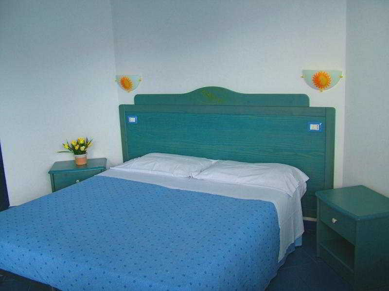Oasi Azzurra Aparthotel Месина Екстериор снимка