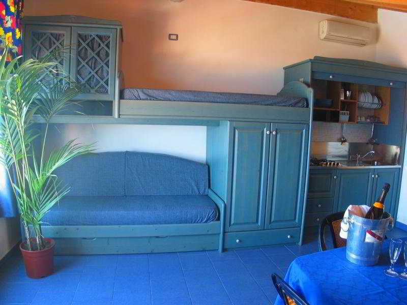 Oasi Azzurra Aparthotel Месина Екстериор снимка