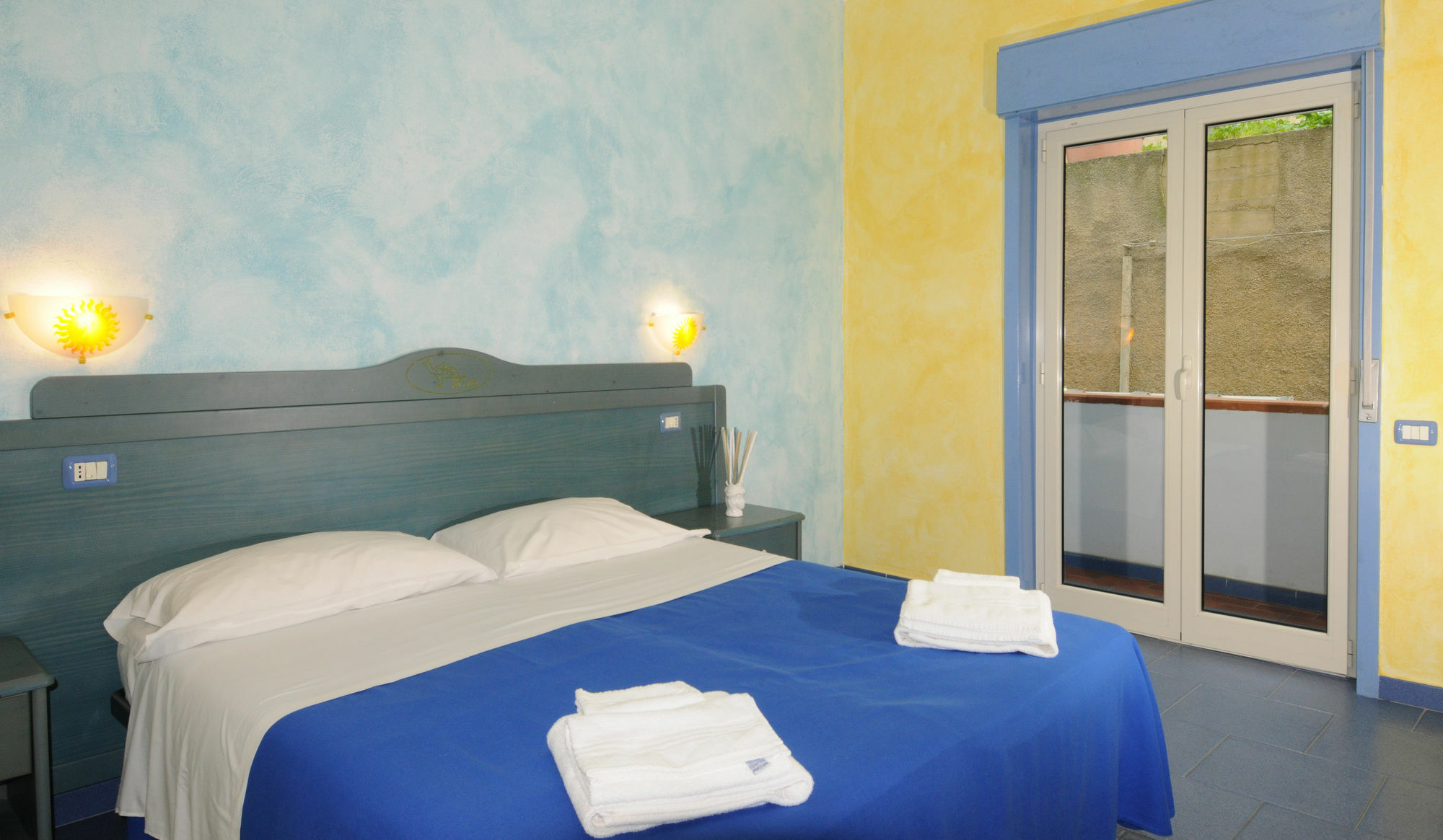 Oasi Azzurra Aparthotel Месина Екстериор снимка